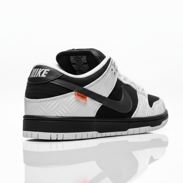 SB Dunk Low TIGHTBOOTH